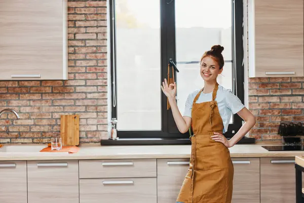 Jolie Femme Dans Tablier Dans Cuisine Ménage Concept Photo Haute — Photo