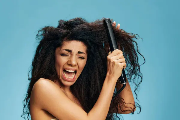 Křičící Latinská Žena Trpí Suché Poškozené Vlasy Problémy Pomocí Narovnávače — Stock fotografie