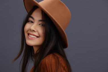 Genç kadın kahverengi şapkalı el, kahverengi süveter giyer. Moda tarzı. Yüksek kalite fotoğraf