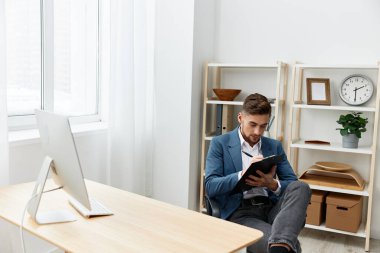 Yakışıklı iş adamı, bilgisayar masaüstü, kendine güvenen kağıt klasörü yöneticisi. Yüksek kalite fotoğraf