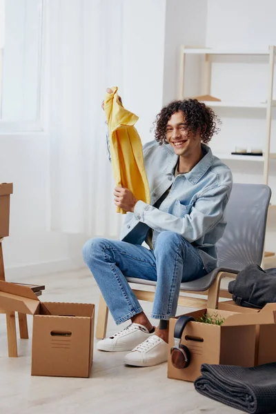 Retrato Hombre Desempacando Cosas Cajas Interior Habitación Foto Alta Calidad —  Fotos de Stock