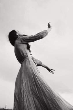 Güzel bir kadın, zarif pozlar vererek el kol hareketi yapıyor. Yüksek kalite fotoğraf