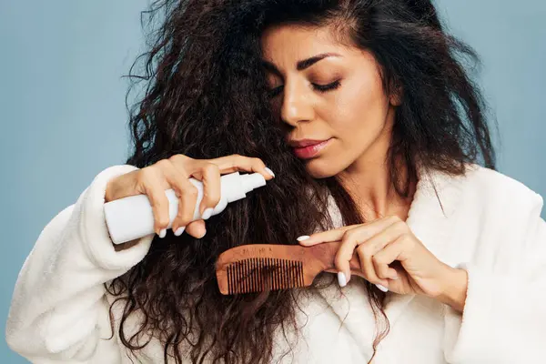 Soins Des Cheveux Coiffure Souriant Pensif Bronzé Bouclé Dame Latine — Photo