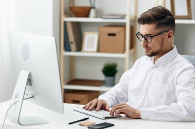 Yakışıklı iş adamı bilgisayarı internet resmi özgüven ofisinde çalışıyor. Yüksek kalite fotoğraf