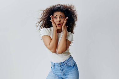 Havalı bir satış teklifim var. Şok olmuş kıvırcık Latin kadın kameraya baktı, yanağına dokundu ve 