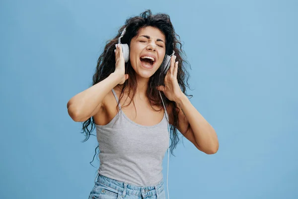 Musik Streaming Platform Concept Genießen Schöne Lateinische Frauen Berühren Kopfhörer — Stockfoto