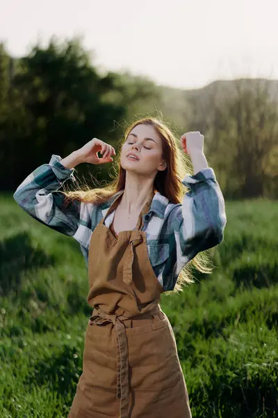 Portret Van Een Jong Meisje Een Zomerse Dag Stralen Van — Stockfoto