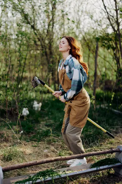 Donna Salta Divertita Con Suo Rastrello Come Una Strega Una — Foto Stock