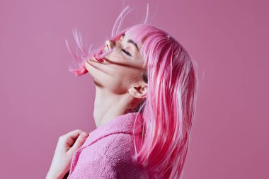 Saçları kozmetik renginde değişmemiş güzel pembe bir kadın ceketi. Yüksek kalite fotoğraf