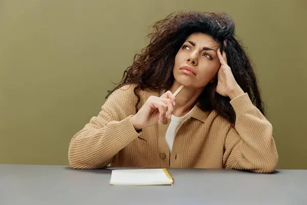 Pensativo Soñador Inteligente Curtido Rizado Latino Señora Recline Mano Mantenga — Foto de Stock