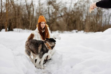 Kış manzaralı genç bir kadın dostluk havasında yürür. Yüksek kalite fotoğraf