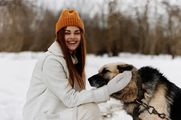 Porträtt Kvinna Vinterkläder Rastar Hunden Snön Vintersemester Högkvalitativt Foto — Stockfoto