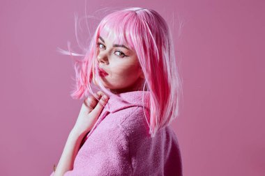 Pembe ceketli, pembe peruklu çekici bir kadının portresi değiştirilmemiş bir stüdyo modeli. Yüksek kalite fotoğraf