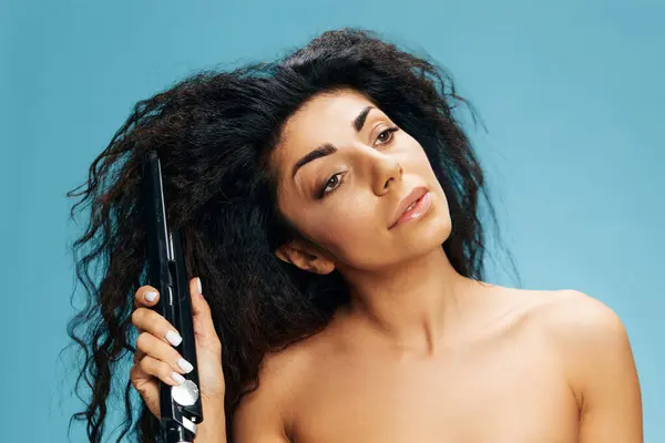 Dalgalı Kıvırcık Saçlı Düşünceli Latin Kadın Daha Düz Kullanıyor Yana — Stok fotoğraf