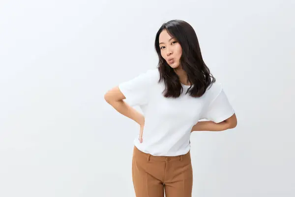 穿着白色基本T恤的可爱的亚洲年轻女性开心地调情 在白色的工作室背景上摆出一副孤身一人的样子 在镜头前亲热 最好的广告报价 人的生活方式概念 — 图库照片