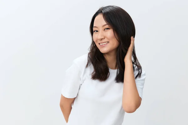 迷人的小可爱身着白色基本T恤的年轻韩裔女性对着镜头微笑 在白色的工作室背景上显得孤立无援 最好的广告报价 人的生活方式的概念 复制空间 — 图库照片