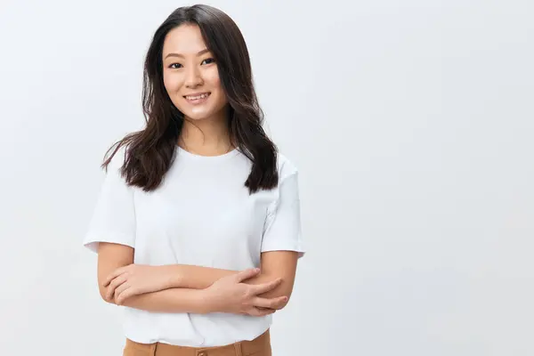 可爱而快乐的可爱的亚洲年轻女性 穿着白色的基本T恤 对着镜头微笑 在白色的工作室背景上摆出孤立的姿势 最好的广告报价 人的生活方式概念 — 图库照片
