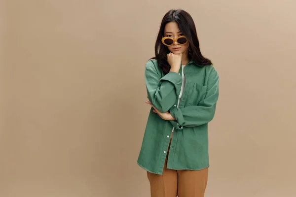 Upprörd Olycklig Söt Koreansk Ung Kvinna Khaki Grön Skjorta Snygga — Stockfoto