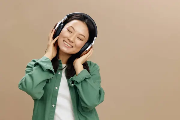 Relaxante Apreciado Fav Canção Bonito Asiático Estudante Jovem Cáqui Verde — Fotografia de Stock