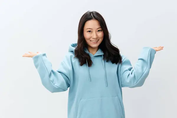 Gledelig Søt Søt Asiatisk Ung Kvinne Blå Hettegenserskjorte Har Usynlige – stockfoto