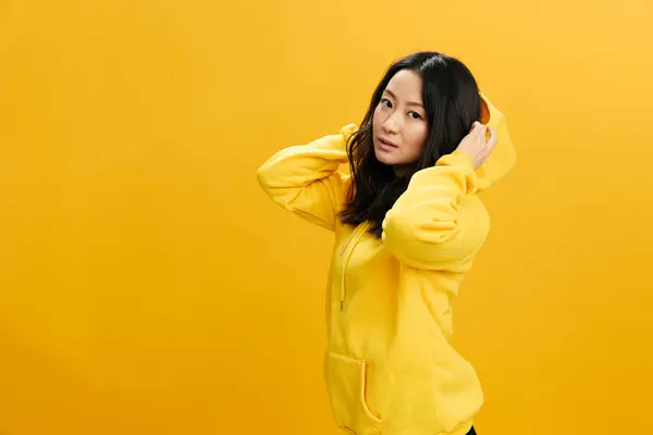 Adorável Bonito Feliz Estudante Asiático Jovem Mulher Camisola Amarela Coloca — Fotografia de Stock