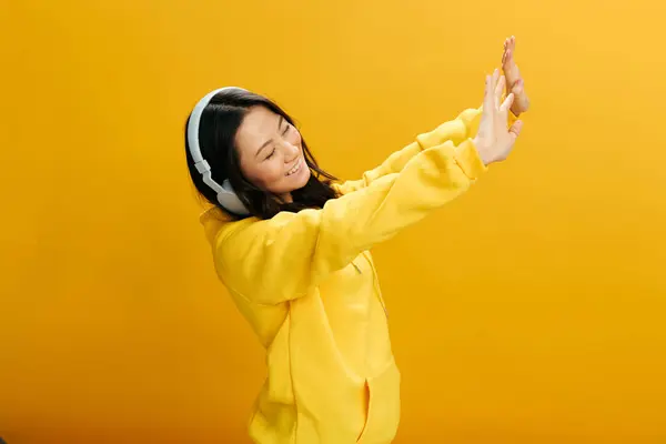 Hola Todos Alegre Lindo Asiático Estudiante Joven Mujer Amarillo Sudadera — Foto de Stock