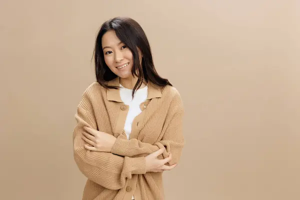 Fröhlich Glücklich Lächelnd Umarmt Sich Die Hübsche Asiatische Studentin Warmem — Stockfoto