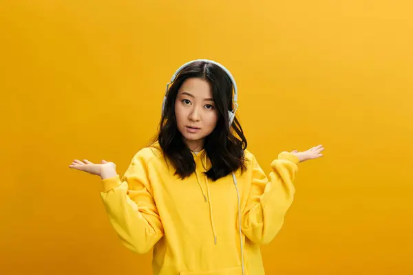 Confuso Sério Bonito Mulher Asiática Jovem Camisola Com Capuz Amarelo — Fotografia de Stock