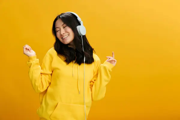 Genießen Lieblingslieder Asiatische Studentin Junge Frau Gelben Kapuzenpullover Singt Schließt — Stockfoto