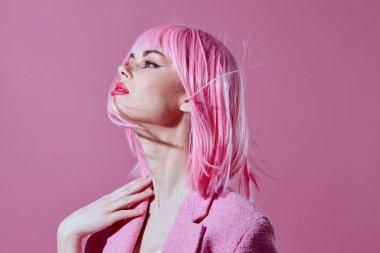 Güzel, modaya uygun, çekici bir kız. Pembe peruk, şık kıyafetler, stüdyo modeli, değişmemiş. Yüksek kalite fotoğraf