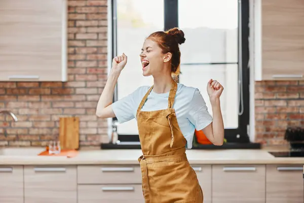 Vrolijke Vrouw Keuken Gebaren Met Zijn Handsapartment Keuken Keukengerei Interieur — Stockfoto