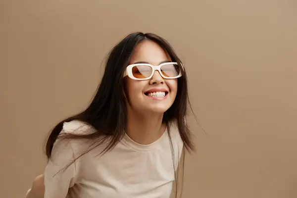 Bella Donna Una Shirt Beige Con Occhiali Posa Abbigliamento Moda — Foto Stock