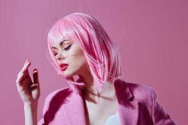 Pembe ceketli, pembe peruklu güzellik mankeni değiştirilmemiş stüdyo modeli. Yüksek kalite fotoğraf