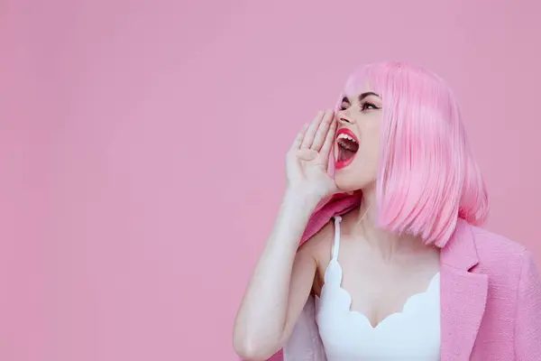 Joven Gesto Positivo Con Las Manos Con Una Chaqueta Rosa — Foto de Stock