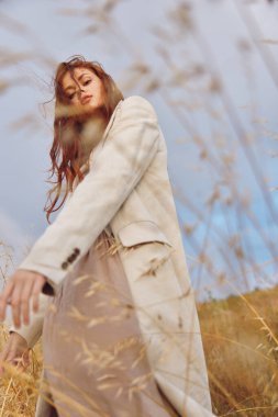 Güzel kadın ceketi sonsuz tarlada yürüyor. Yüksek kalite fotoğraf