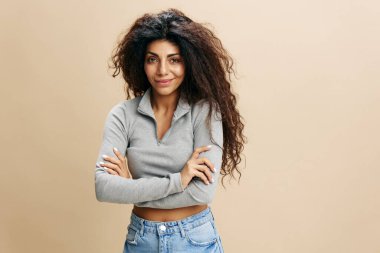 İyi bir teklif. Happy, kıvırcık kolları olan, el ele tutuşan, kendine sarılan, gülen, sarı arka planda izole edilmiş güzel Latin bir kadından hoşlanırdı. Boşluğu kopyala, boş yer, moda afişi