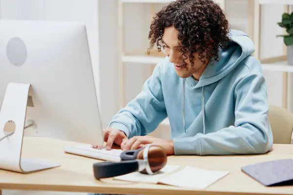 Telefonu Lifestyle Olan Bilgisayarın Önünde Mavi Ceketli Yakışıklı Bir Adam — Stok fotoğraf