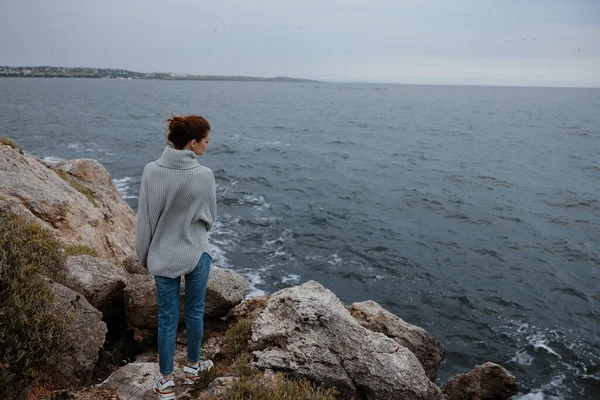 Woman Sweaters Cloudy Sea Admiring Nature Unaltered High Quality Photo — Stock Photo, Image