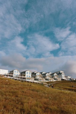 Dağlardaki otel tropik mimari manzaraları gezer. Yüksek kalite fotoğraf
