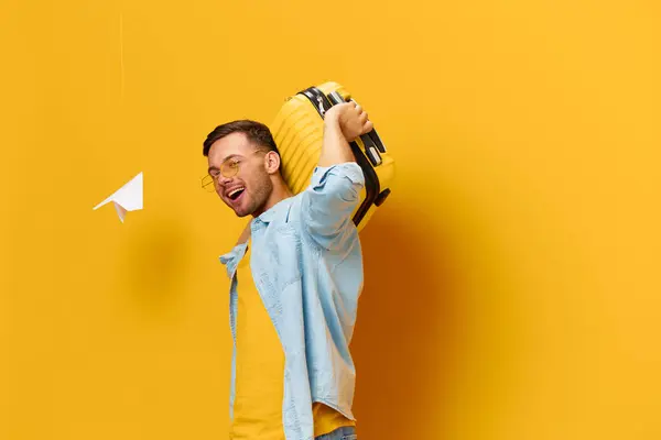 Alegre Hombre Guapo Bronceado Feliz Camisa Azul Sostiene Maleta Ambas — Foto de Stock