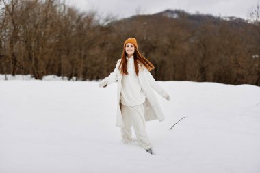 Genç bir kadın kar üzerinde yürüyor. Eğlenceli doğa manzarası. Yaşam tarzı. Yüksek kalite fotoğraf