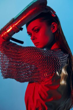 Zırhlı zırhlı güzel bir kadın zırhı var. Yüksek kalite fotoğraf