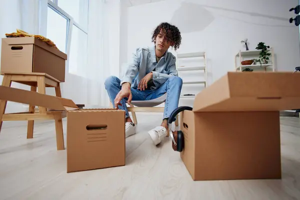 Retrato Hombre Desempacando Cosas Cajas Habitación Ordenando Cosas Foto Alta — Foto de Stock