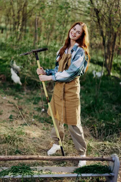 Жінка Фермер Робочому Одязі Фартух Працює Природі Тримає Граблі Щоб — стокове фото