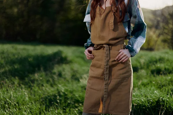 Bahçıvanlı Bir Kadının Yeşil Taze Yaz Çimlerine Karşı Önlük Giyip — Stok fotoğraf