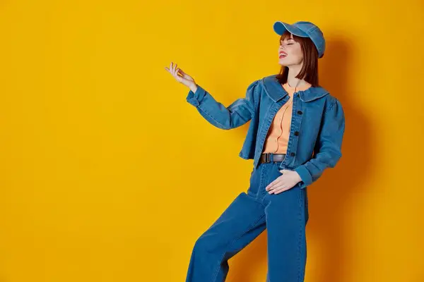 Vacker Kvinna Denim Kläder Mode Poserar Keps Färg Bakgrund Oförändrad — Stockfoto