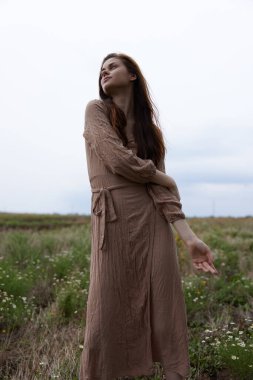 Güzel, uzun saçlı bir kadının portresi. Açık hava cazibesi zarif bir tarz sağlıyor. Yüksek kalite fotoğraf