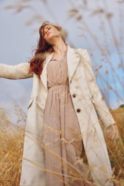 Güzel kadın ceketi sonsuz tarlada yürüyor. Yüksek kalite fotoğraf