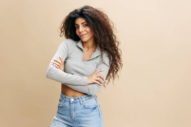 İyi bir teklif. Happy, kıvırcık kolları olan, el ele tutuşan, kendine sarılan, gülen, sarı arka planda izole edilmiş güzel Latin bir kadından hoşlanırdı. Boşluğu kopyala, boş yer, moda afişi