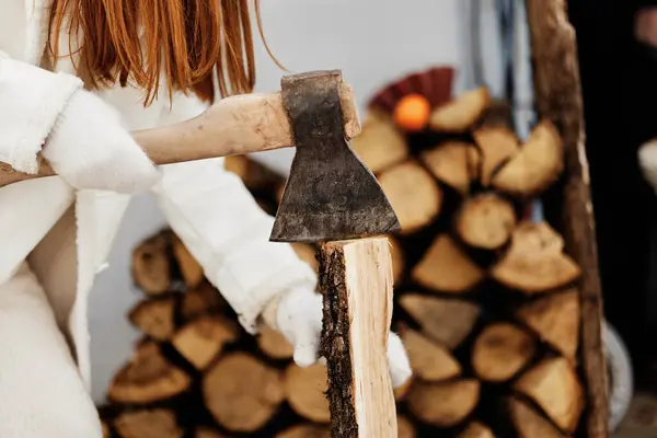 Kvinna Sitter Bredvid Ved Uppvärmning Vinter Natur Vinter Semester Högkvalitativt — Stockfoto